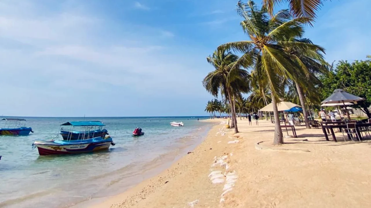 Unusually shallow and calm waters at Pasikuda Beach, Sri Lanka